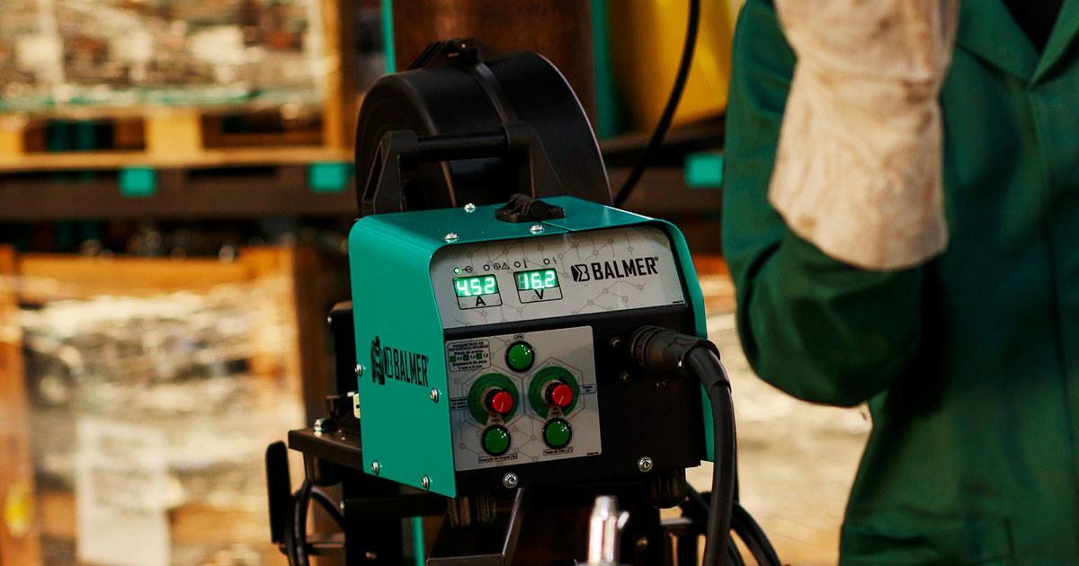 Máquina de solda MIG/MAG BALMER: controle pensado para produção real Máquina de solda MIG/MAG BALMER: controle pensado para produção real